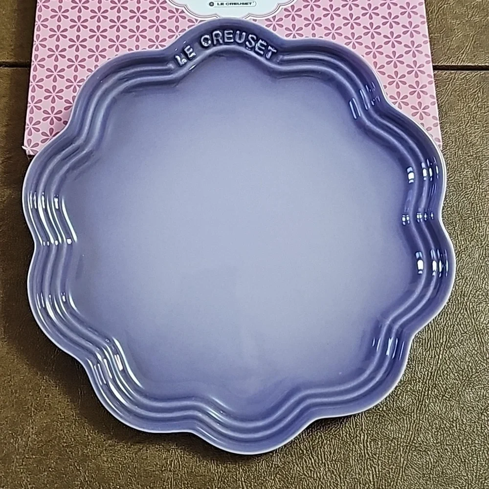 NIB Le Creuset 22cm Satin Blue Bell Purple Frill Plate from the Flower Collectio